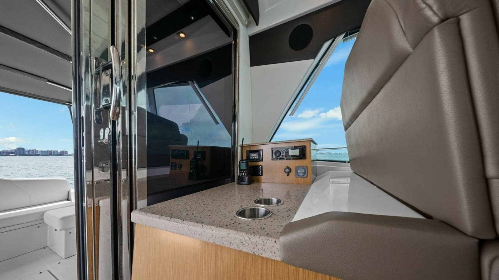 2014 Cruisers Yachts 48 Cantius