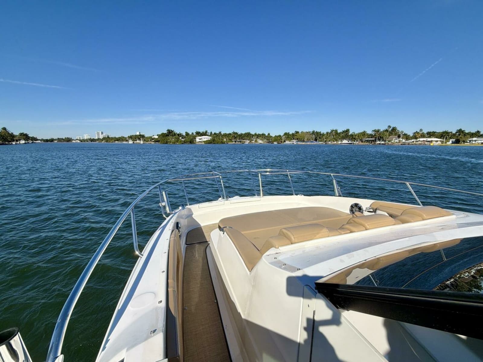 Sea Ray 32 - Bow