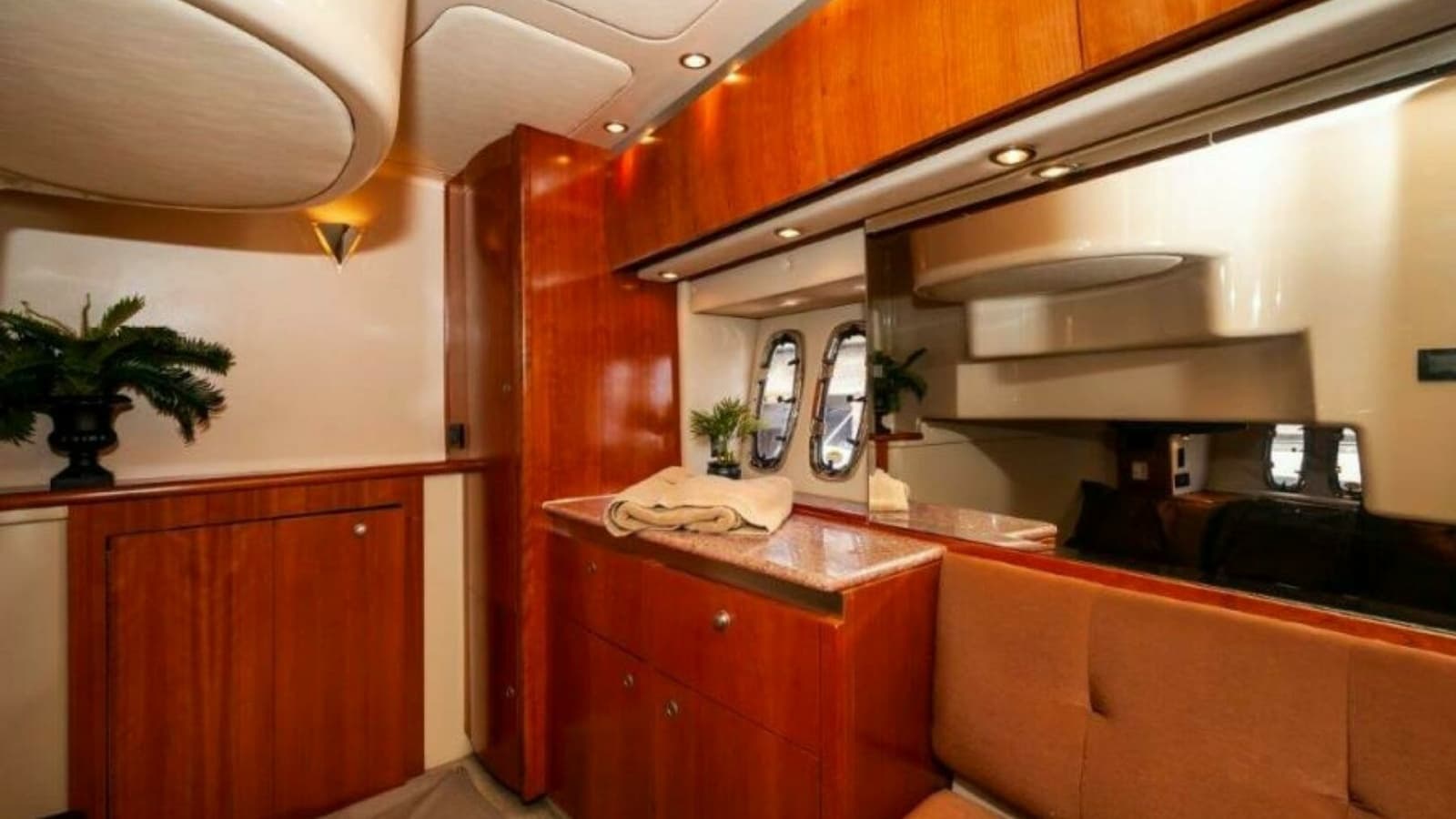 2006 47 Cruisers Guest Stateroom