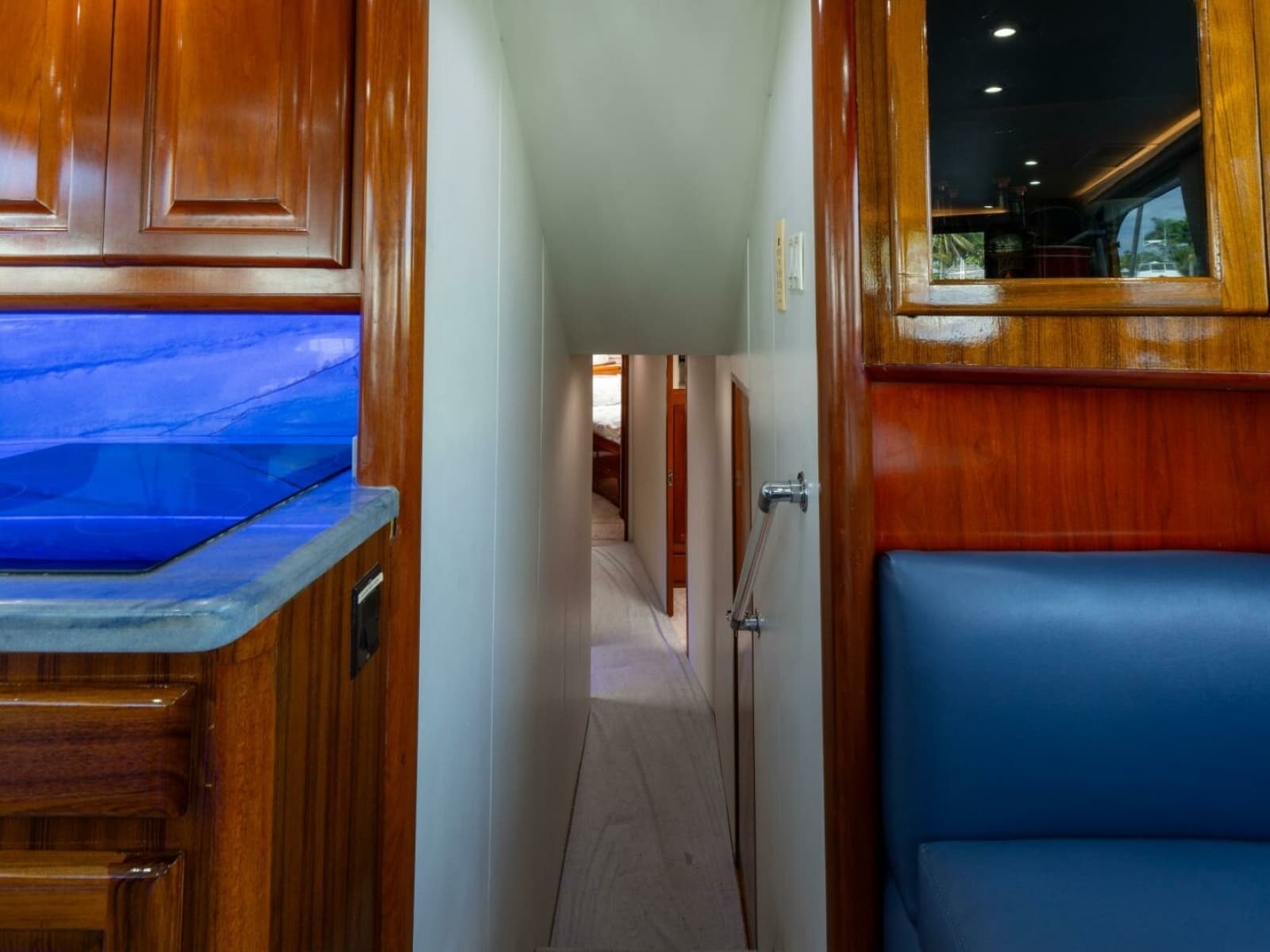 Viking 58 BAREFOOT - Companionway