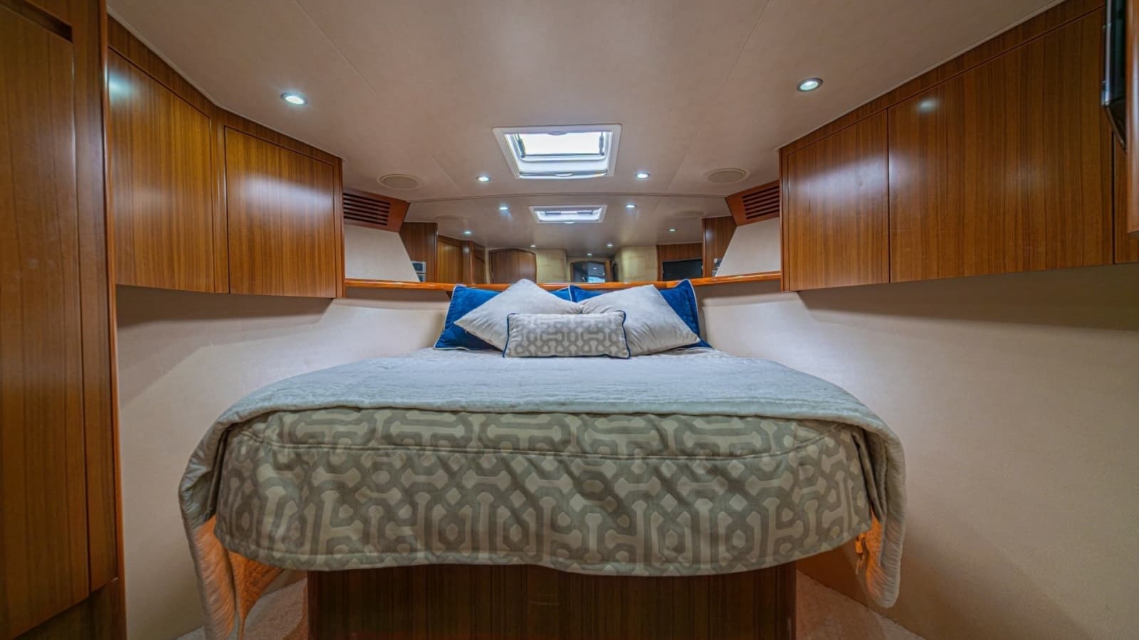 60 Viking Convertible 2012 "Contango" - Stateroom