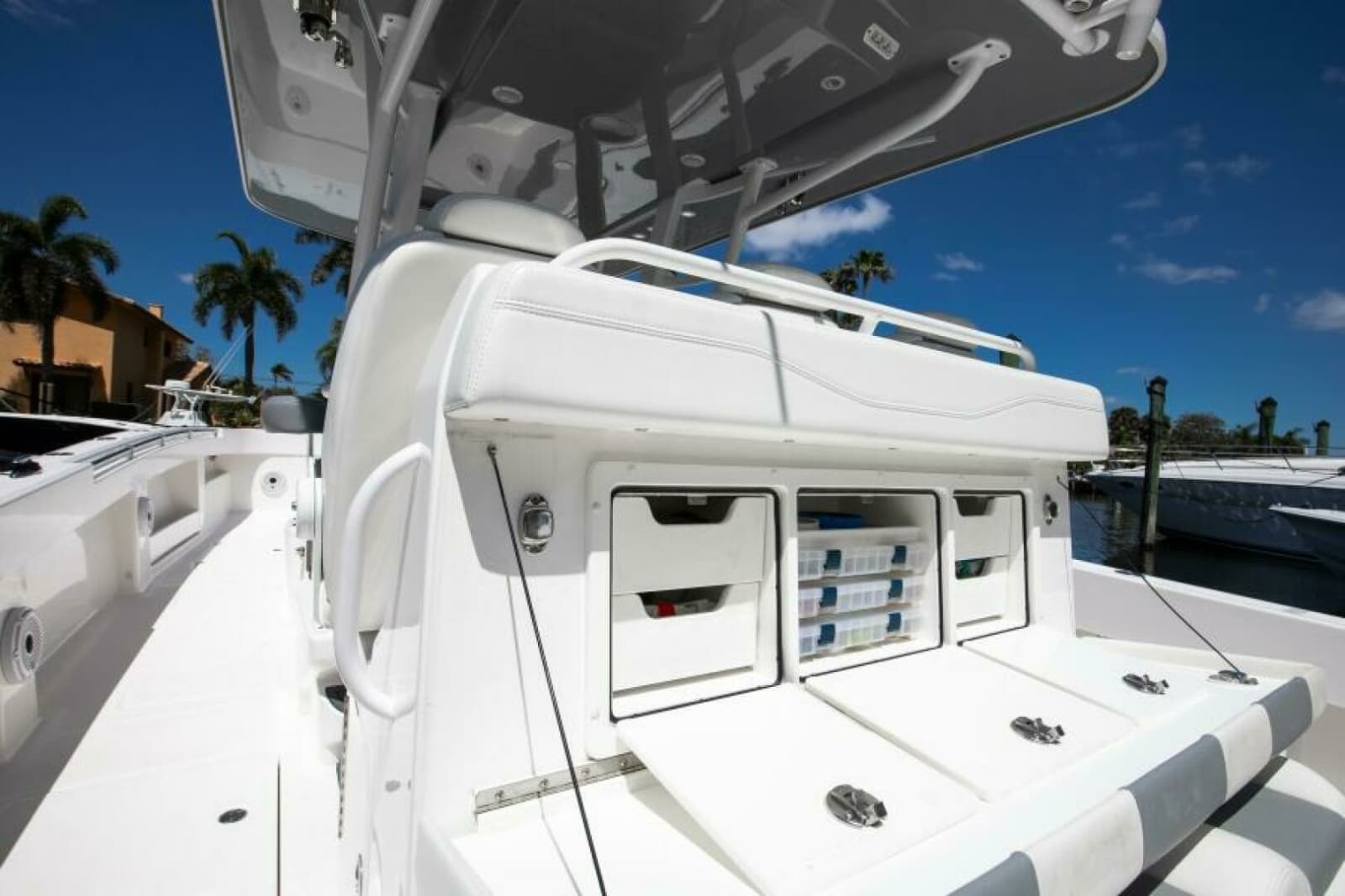 Invincible 35 Emanon - Exterior Cockpit