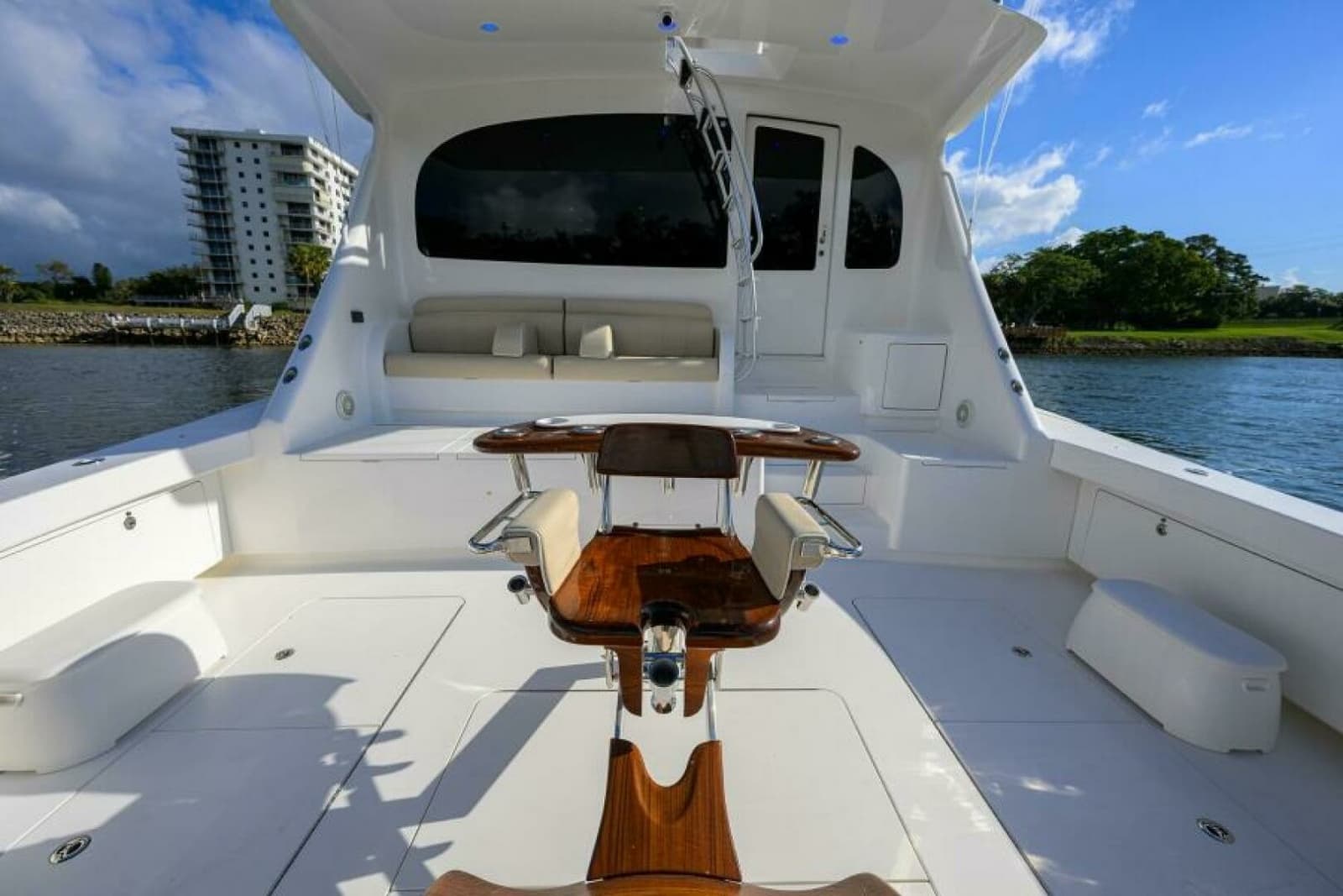 Viking 80 - LAMPLIGHTER - Cockpit