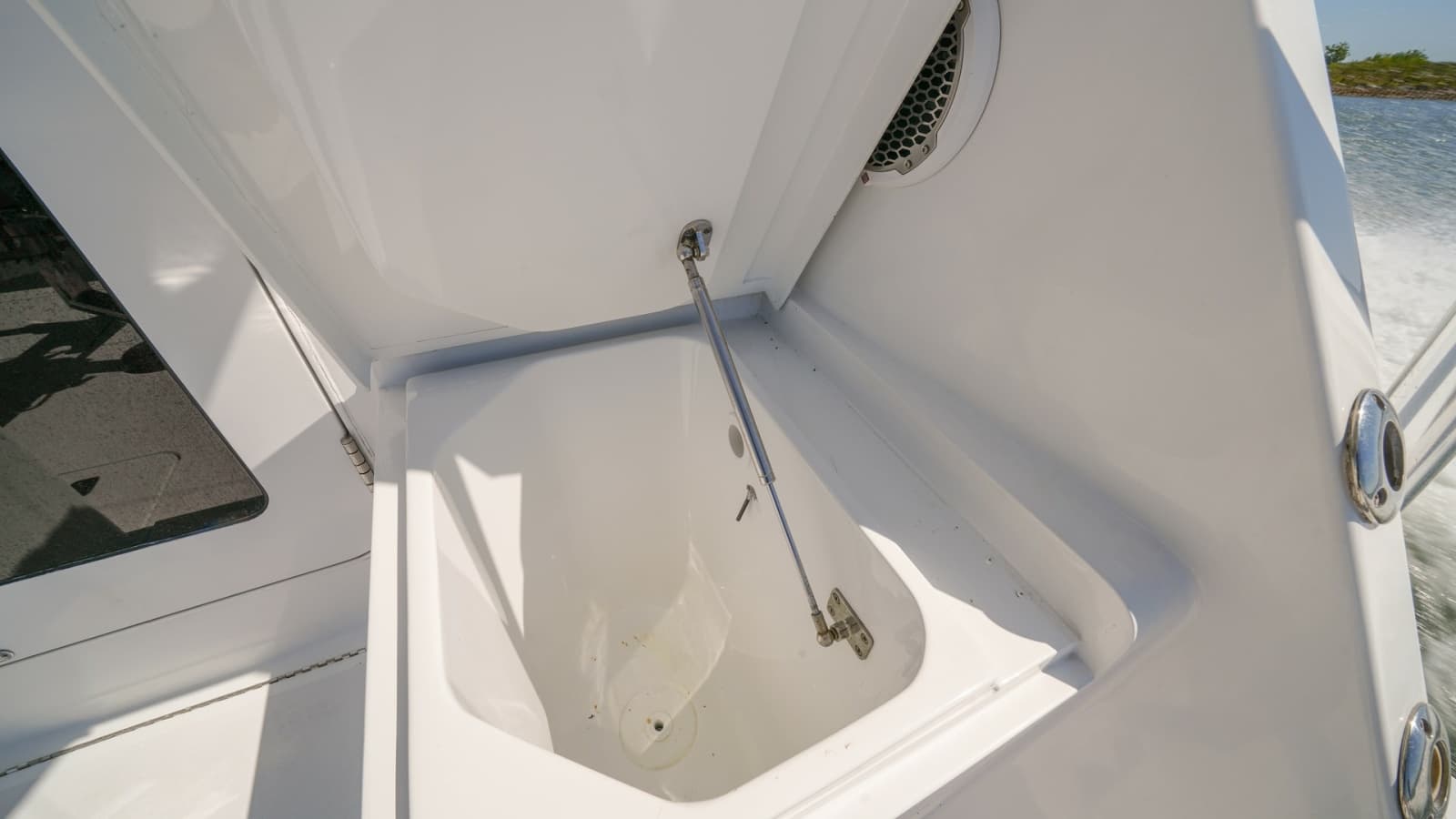 Cockpit Fish Box with Lid