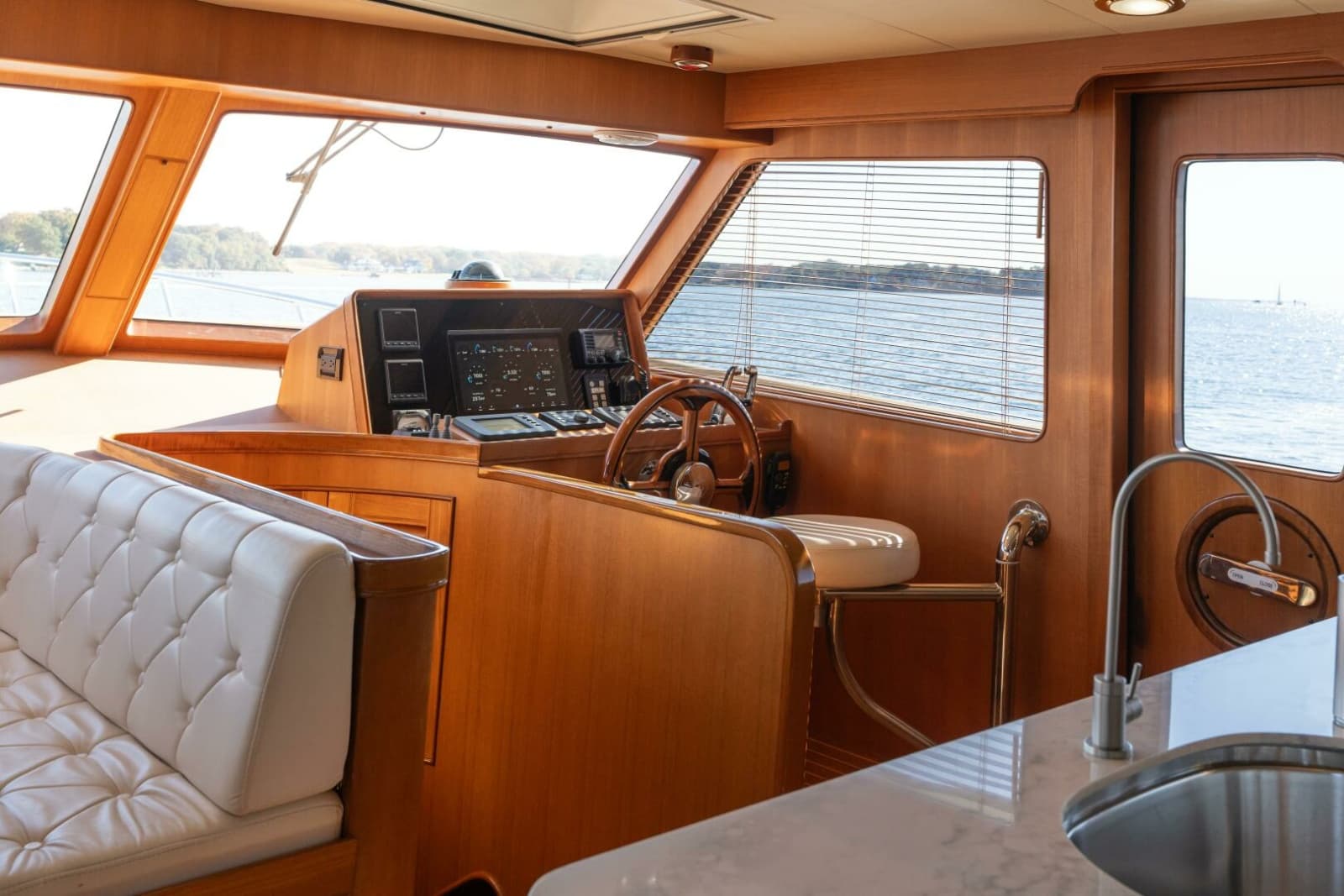 Marlow 72 GRIFFIN - Dining Helm Station