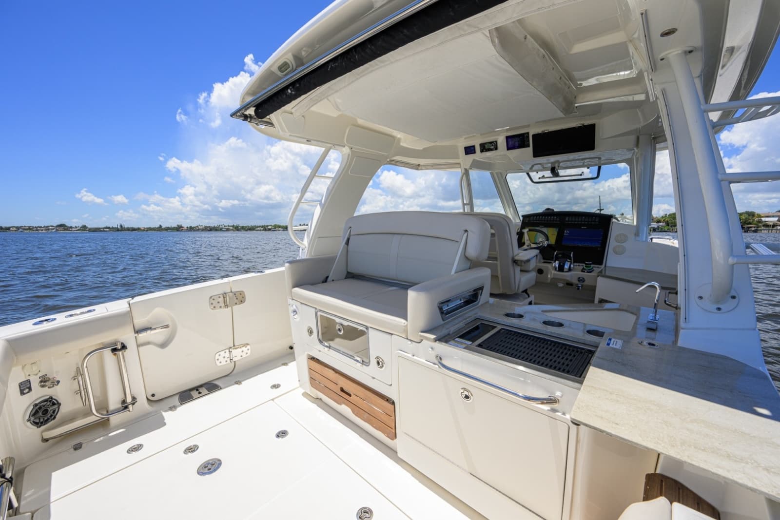 Boston Whaler 35 - DERRYN -  Cockpit