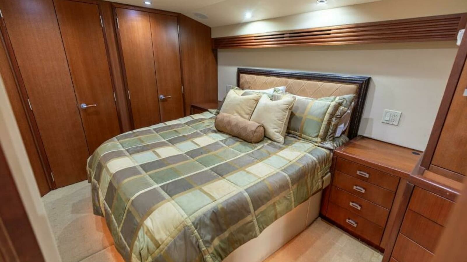 2008 Hatteras 60 Convertible Master Stateroom 3
