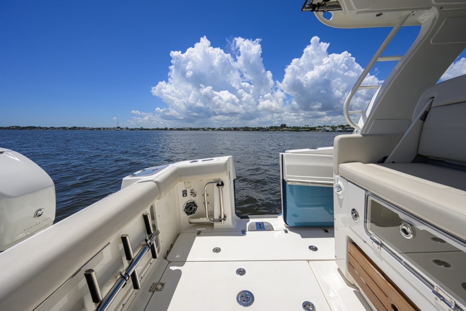Boston Whaler 35 - DERRYN -  Cockpit
