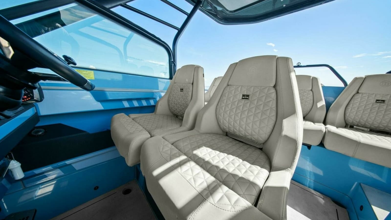 2022 Axopar Brabus Shadow 500 TT - Helm Seating