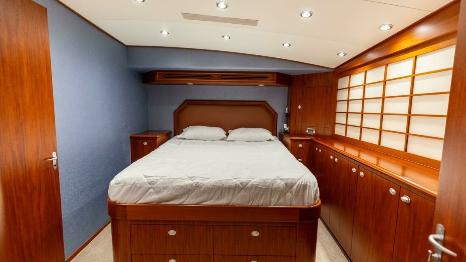2006 Jim Smith 68 Convertible- Master Stateroom