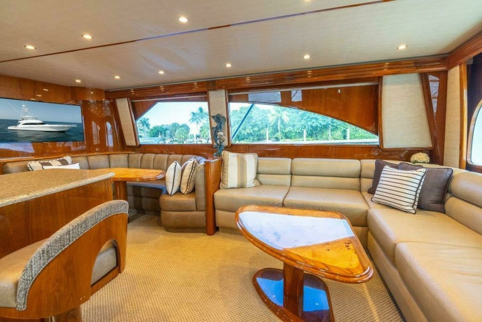 2015 Viking 66 No Collars - Salon