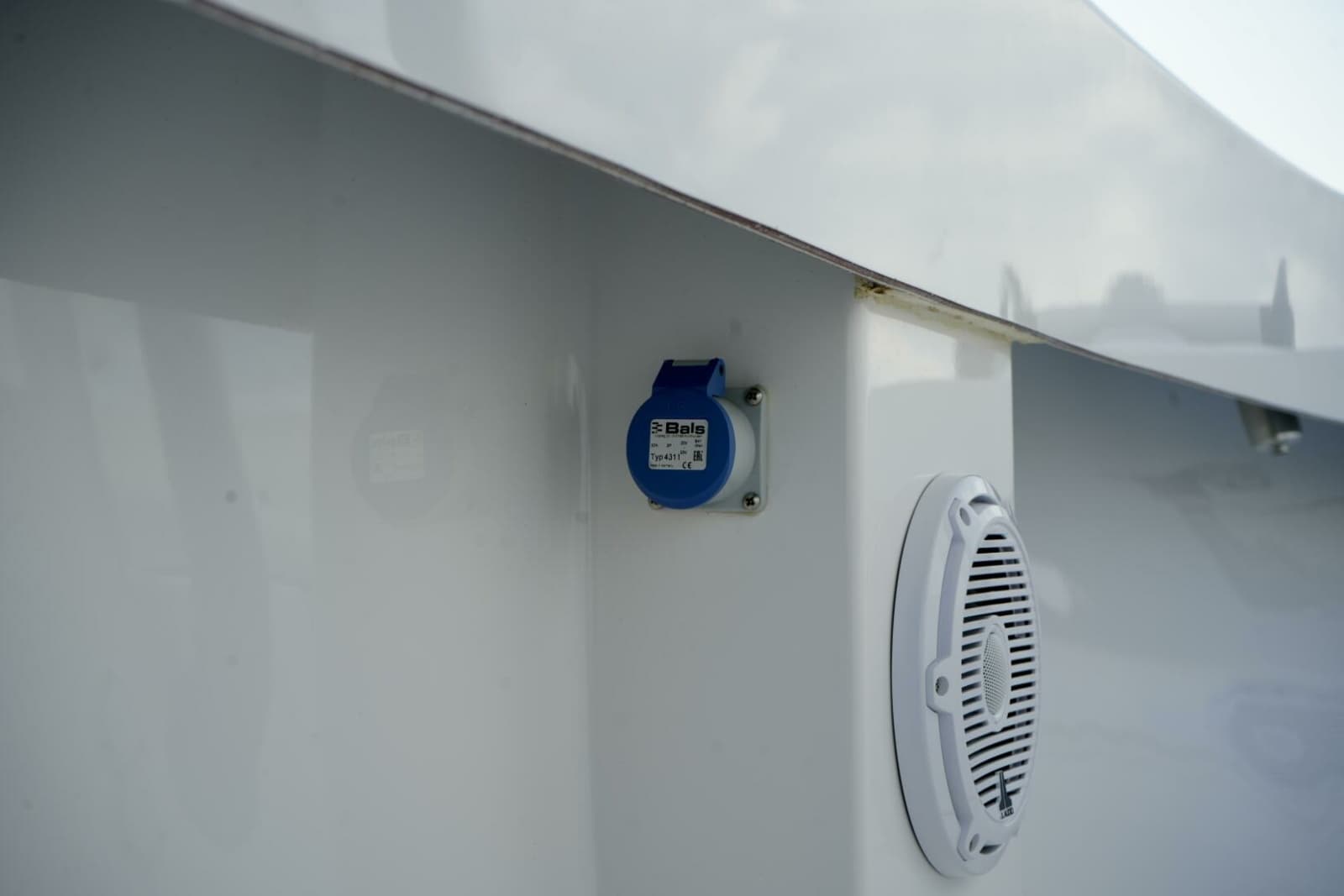 Reef Runner 23 - Deck Equipment