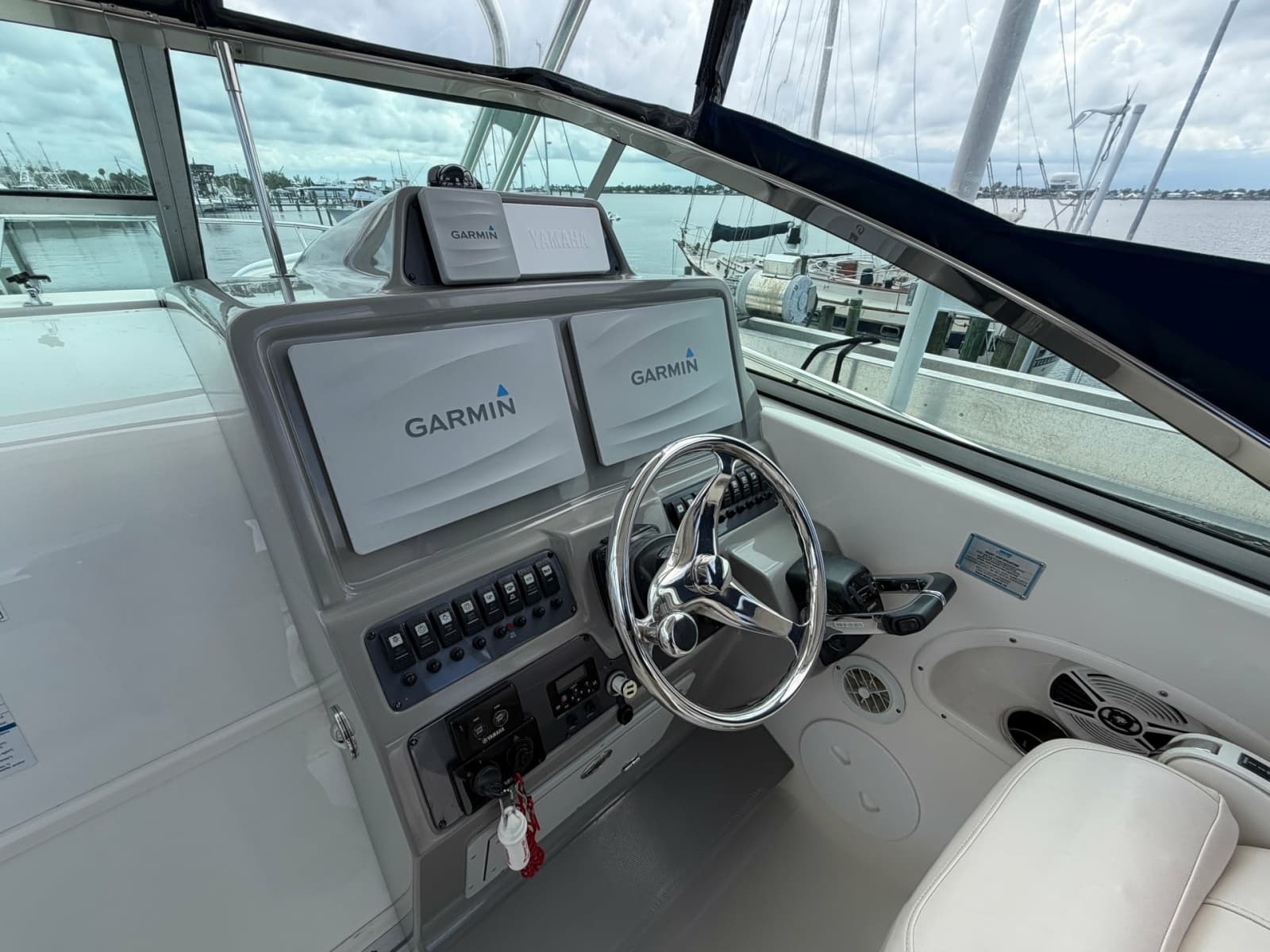2016 Robalo R305