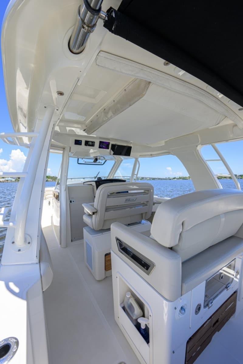 Boston Whaler 35 - DERRYN -  Helm