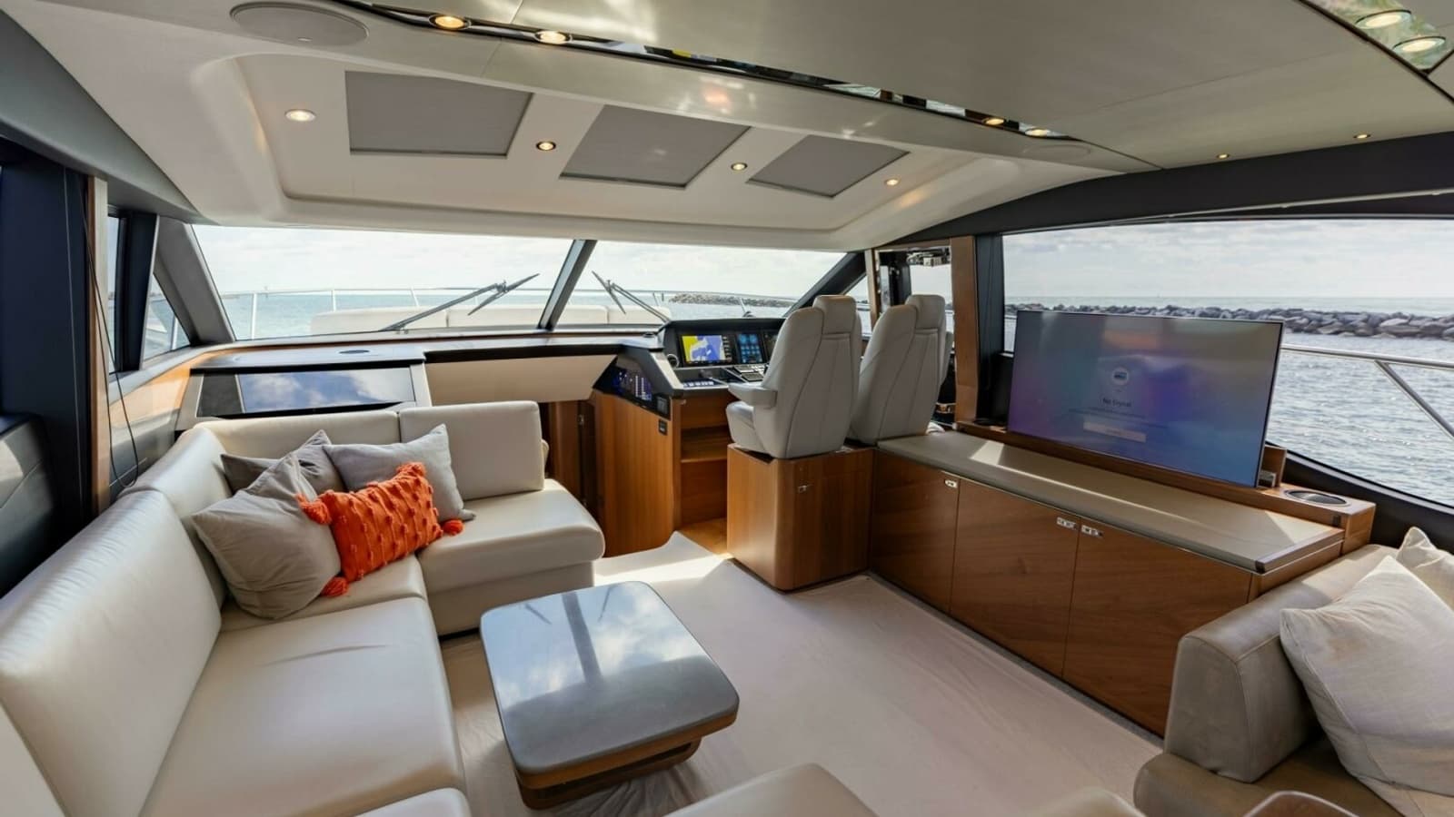 2019 Princess S65-CREWSZING- Salon