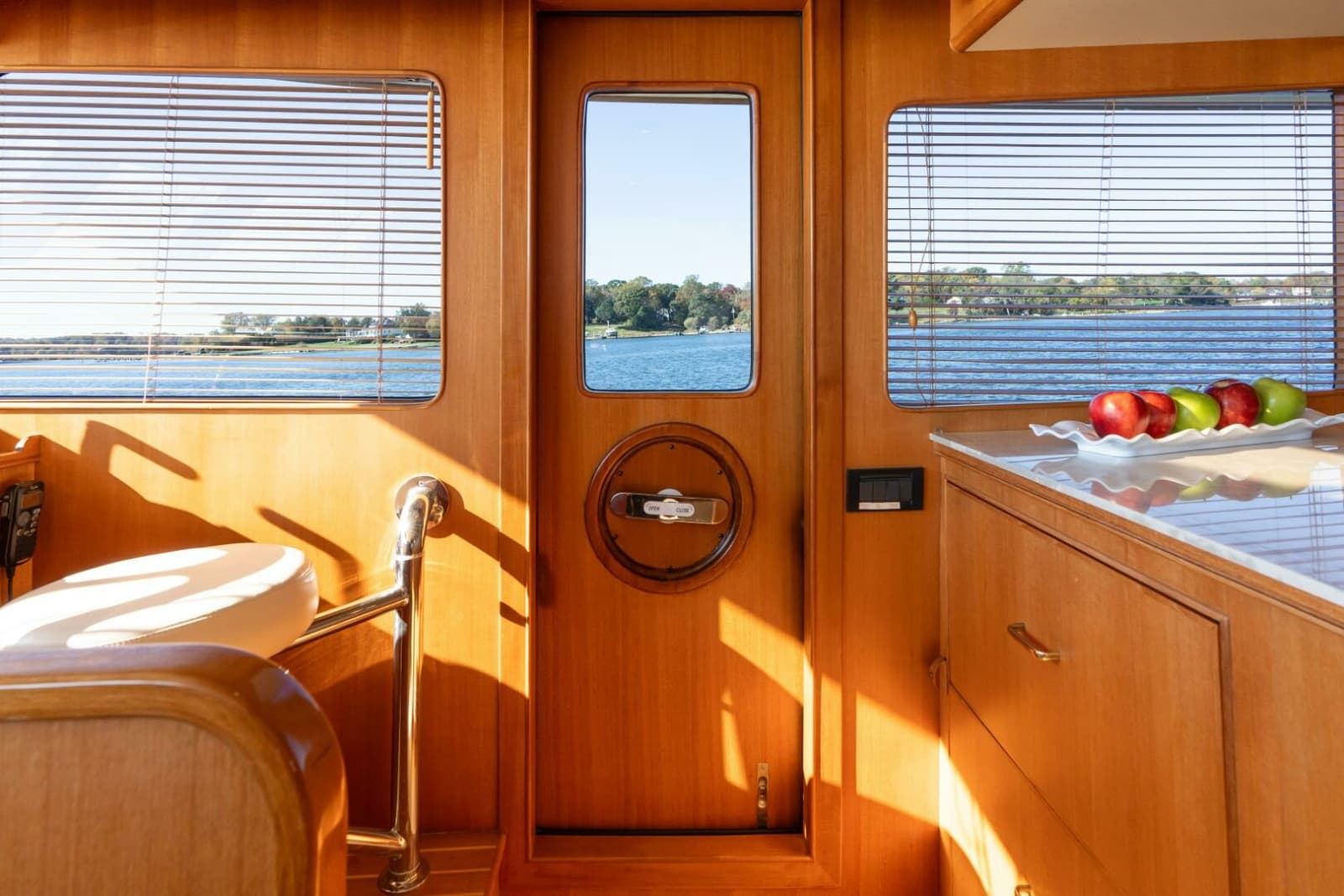 Marlow 72 GRIFFIN - Galley/Dining
