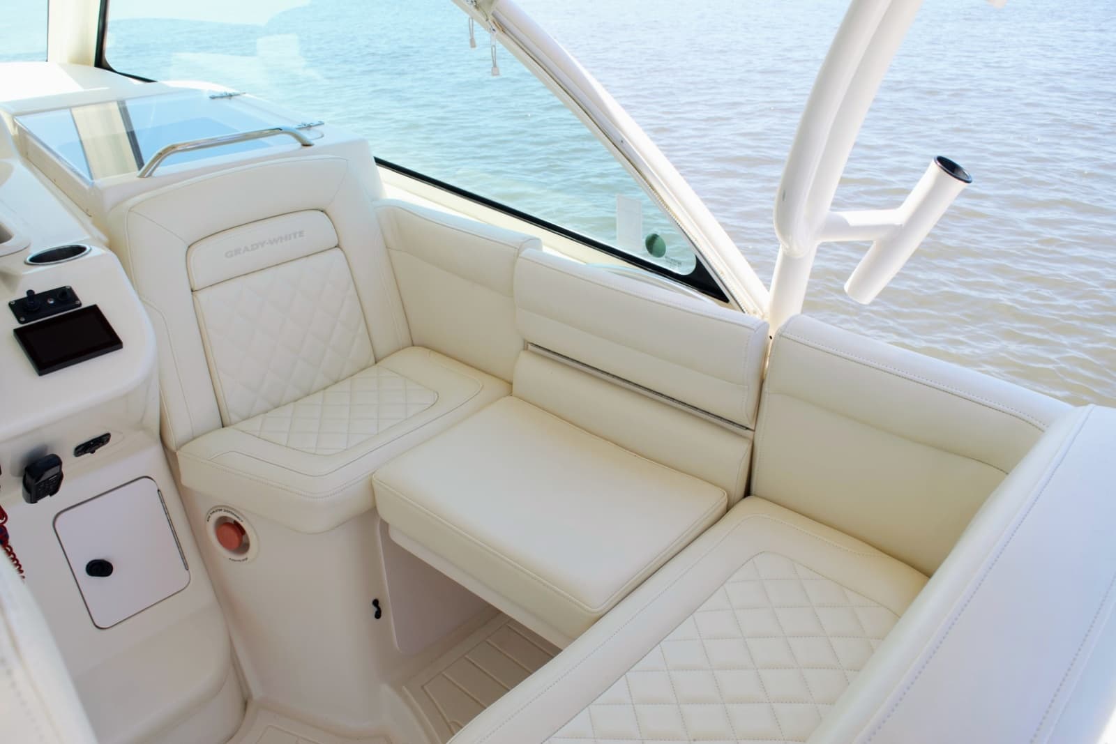 Grady White 37 - TRIPLE NET - Helm Seat