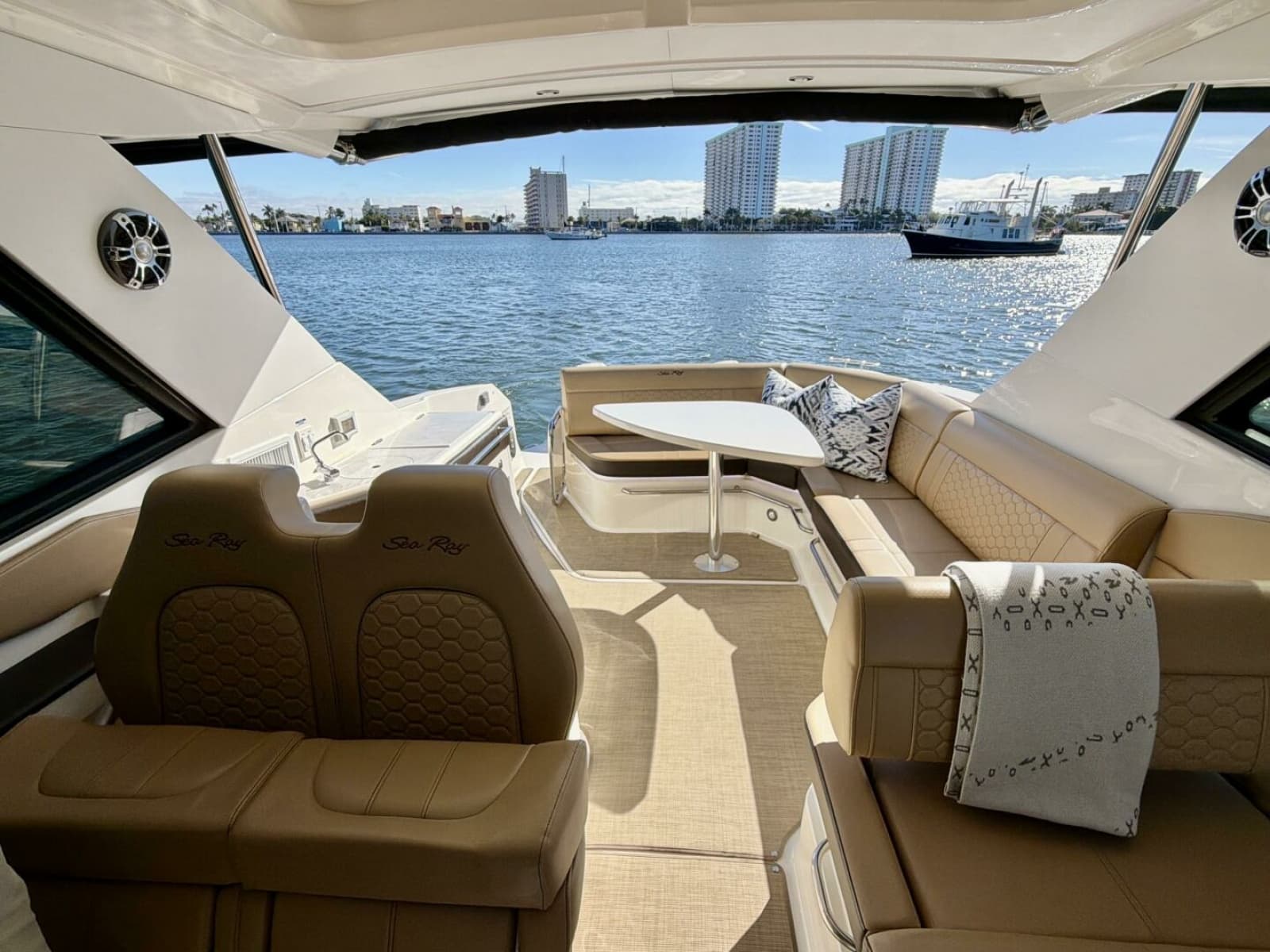 Sea Ray 32 - Helm