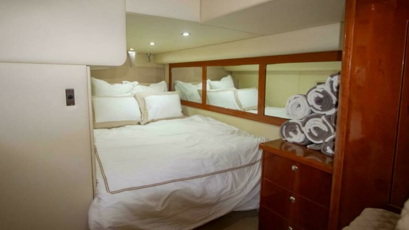 2012 Riviera 50 Sport Yacht "Contessa" - Cozy Guest Stateroom with Twin Bed