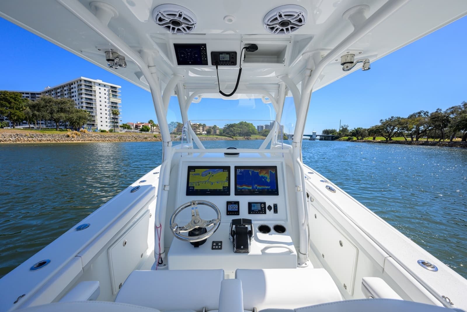 Yellowfin 34 - Helm