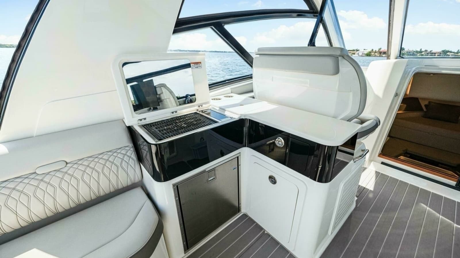 2022 Sea Ray 370 OB