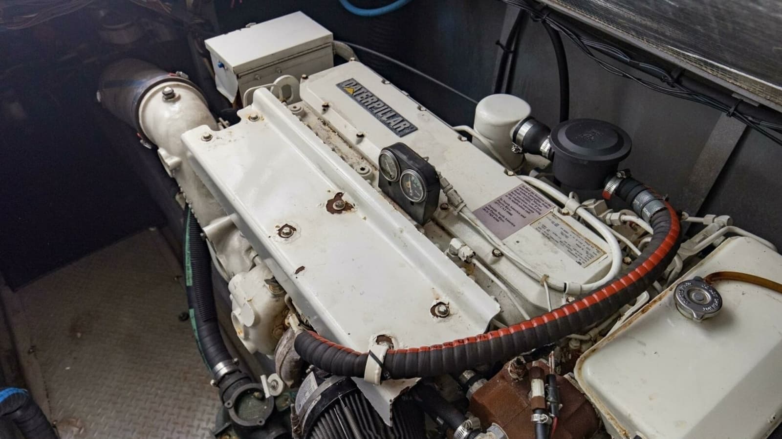 2000 40 Sea Ray 400 Sedan Bridge Silver Lining Engine Room (2)