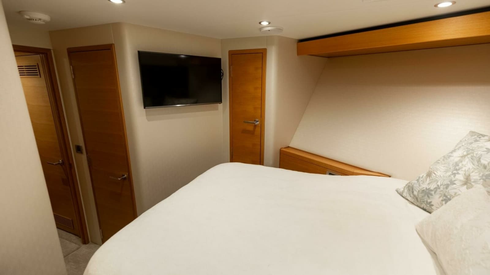 2016 Hatteras GT60 KNOT ON CALL VIP Stateroom 1