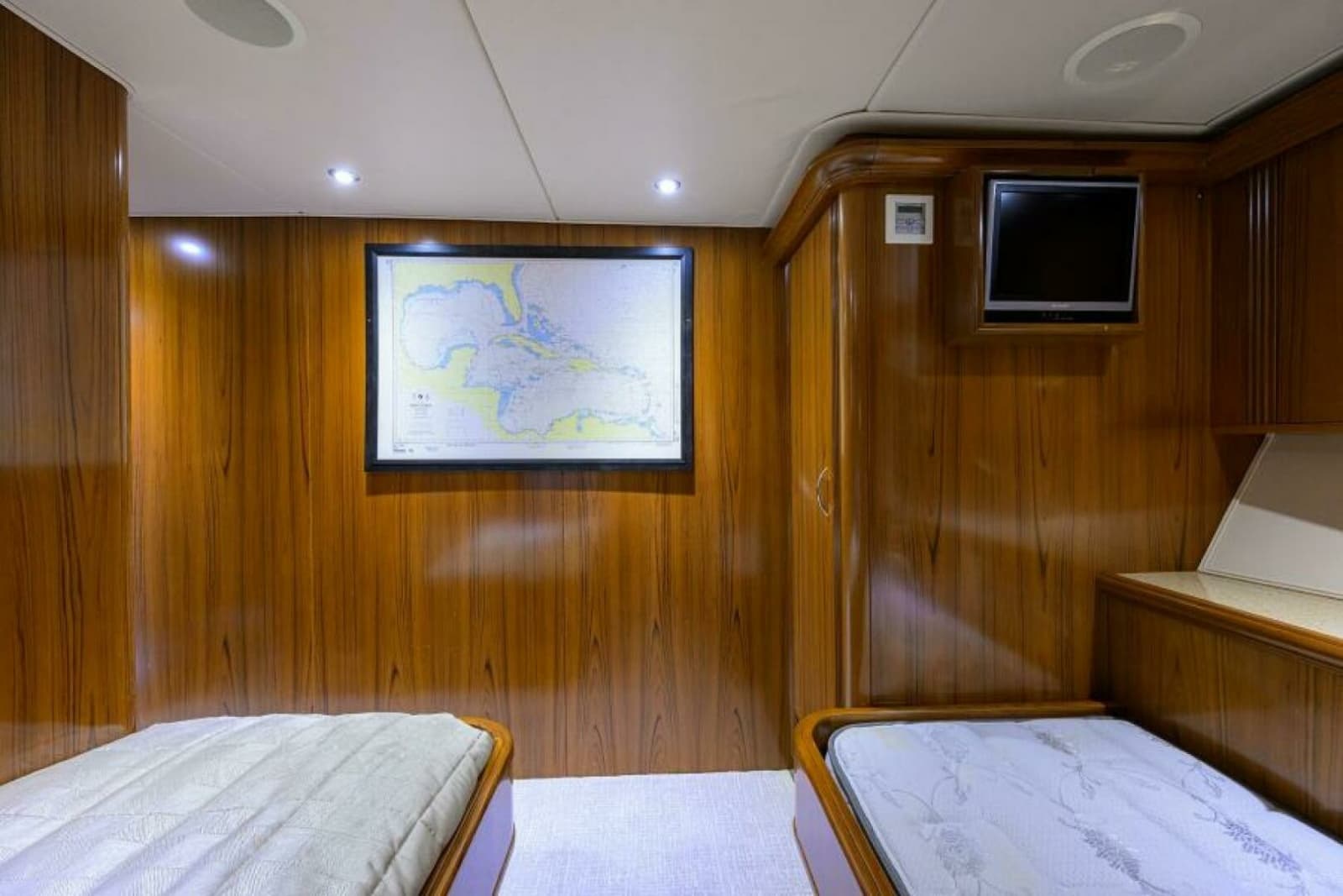 2004 Sea Force IX 82 Enclosed Bridge