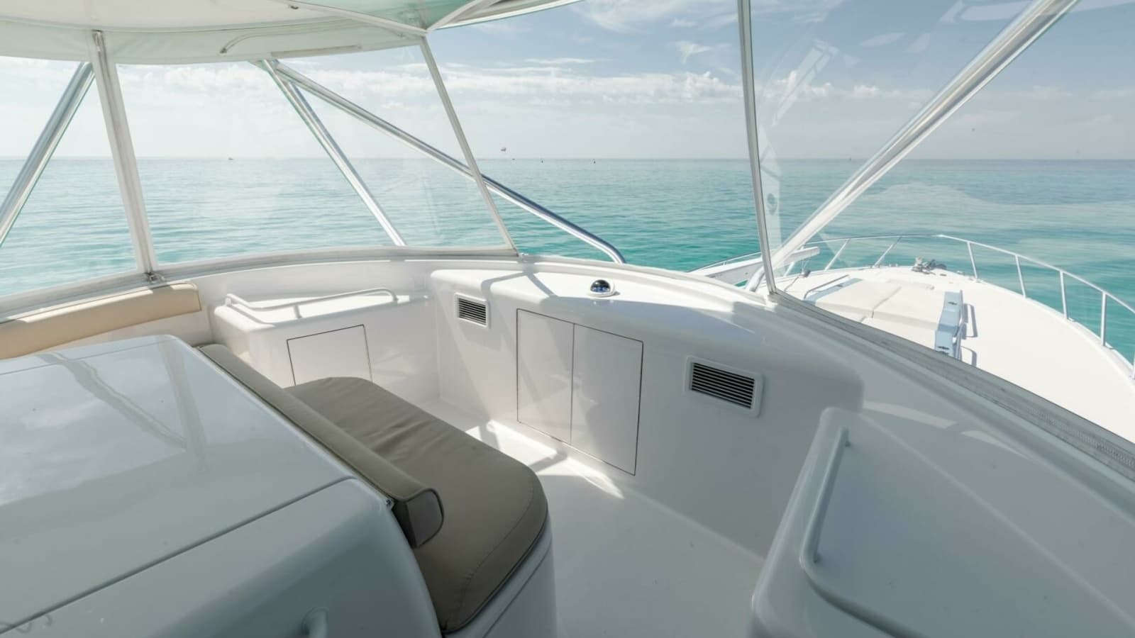 2016 Hatteras GT60 KNOT ON CALL Flybridge Seating
