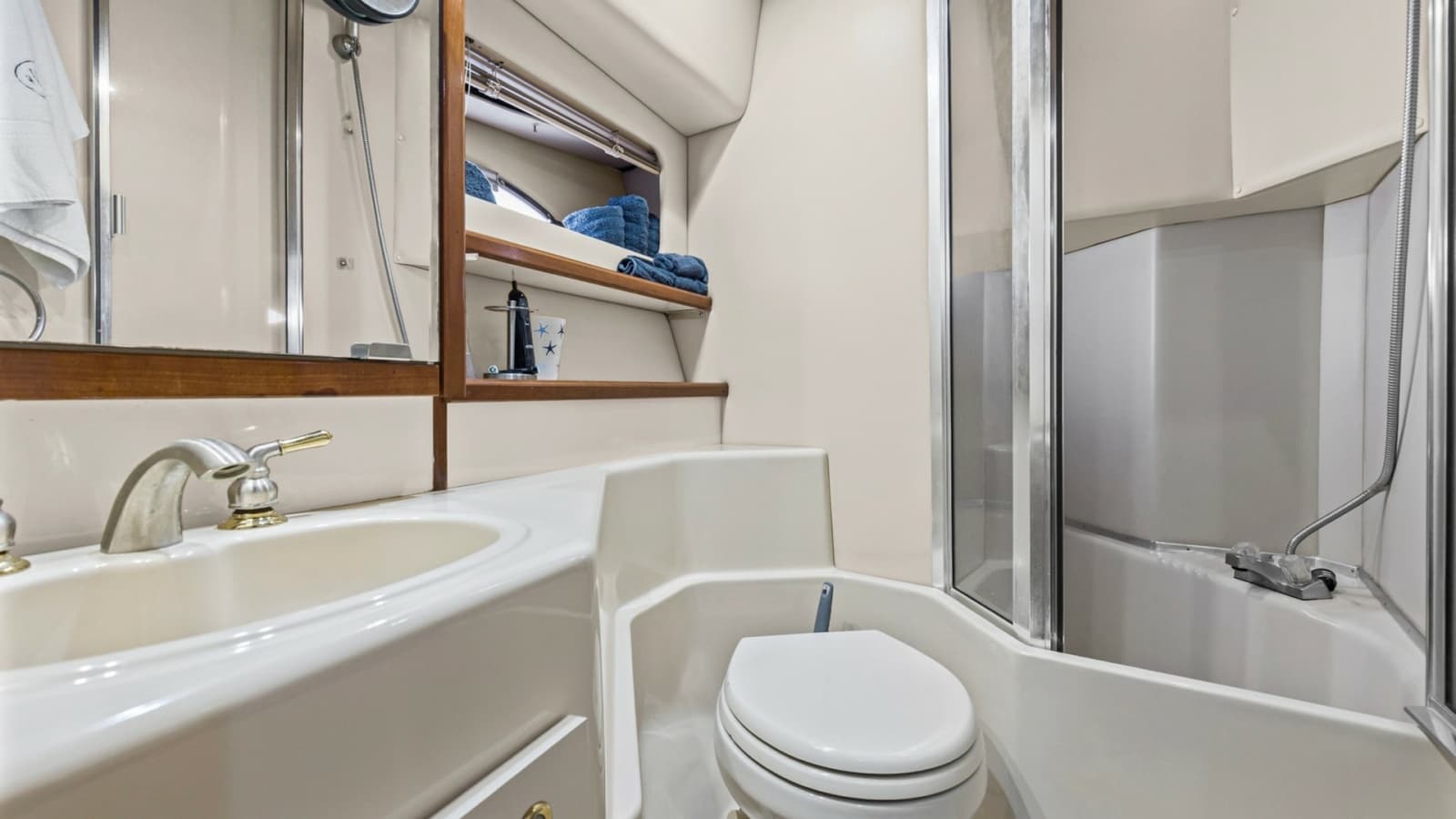 2007 Meridian 490 SE Pilothouse Trust Forward Head
