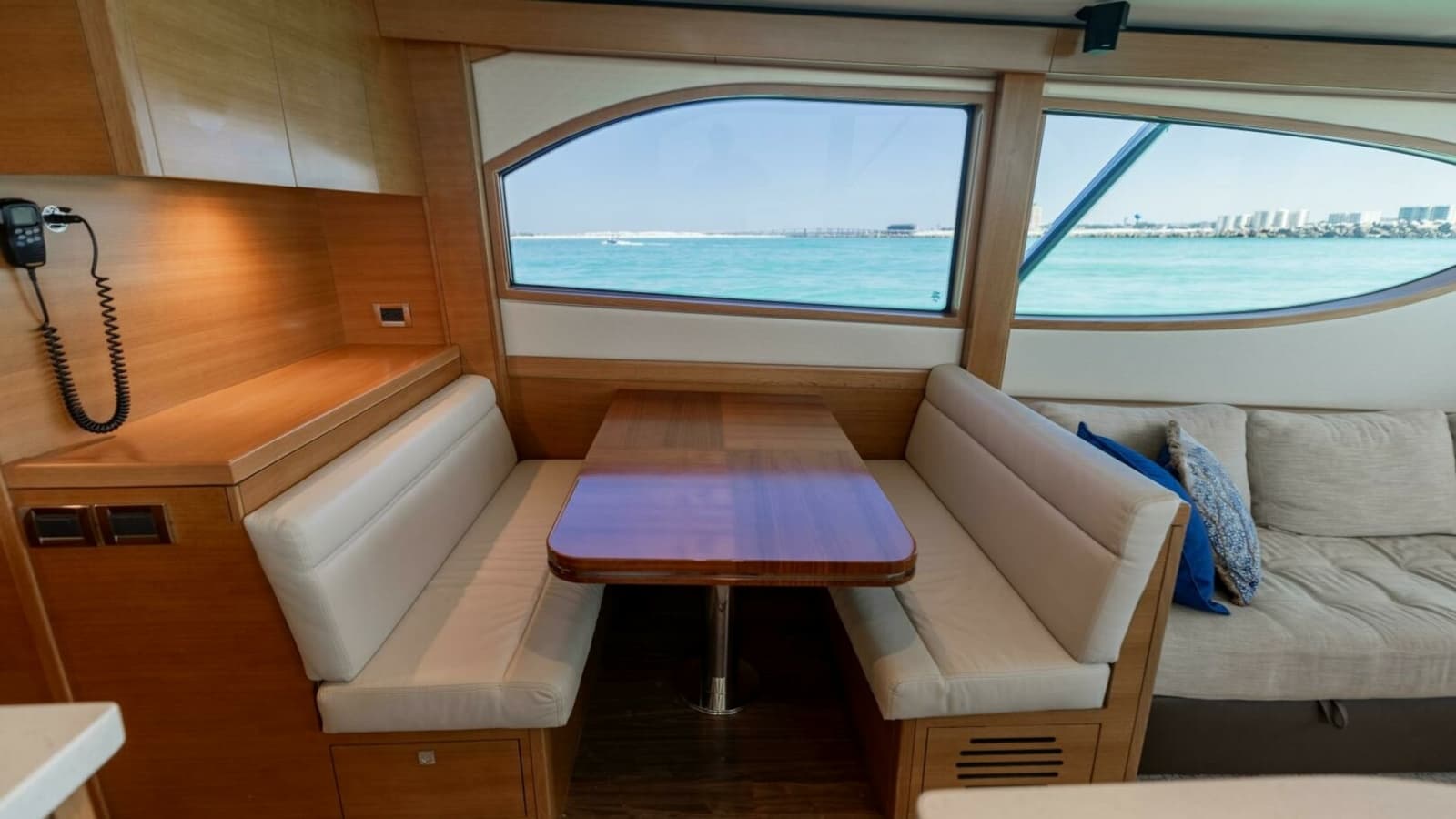 2016 Hatteras GT60 KNOT ON CALL Dinette