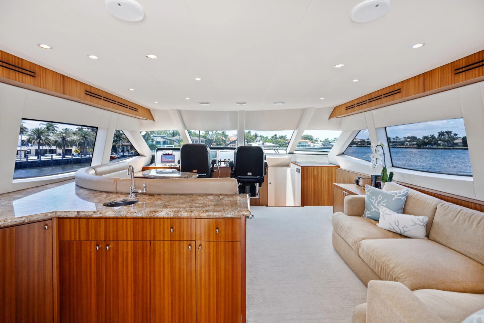 2013 Hatteras 80 Motor Yacht