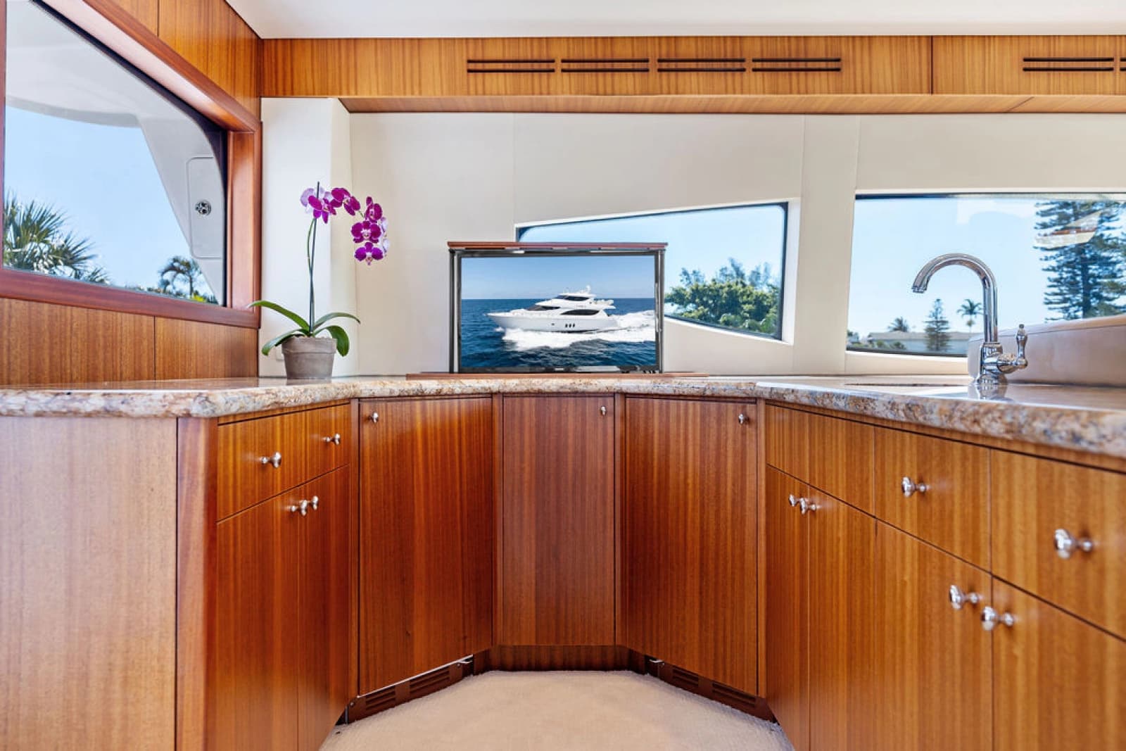 2013 Hatteras 80 Motor Yacht
