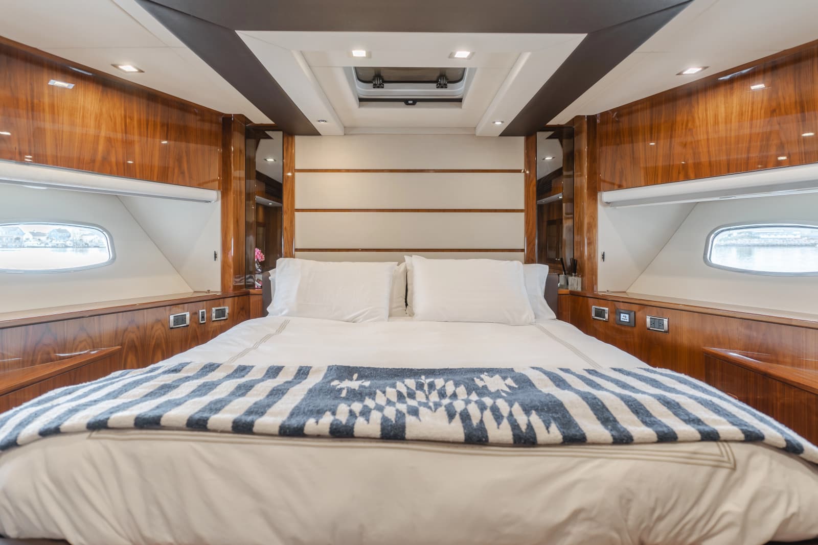 2011 Sunseeker 88 Yacht