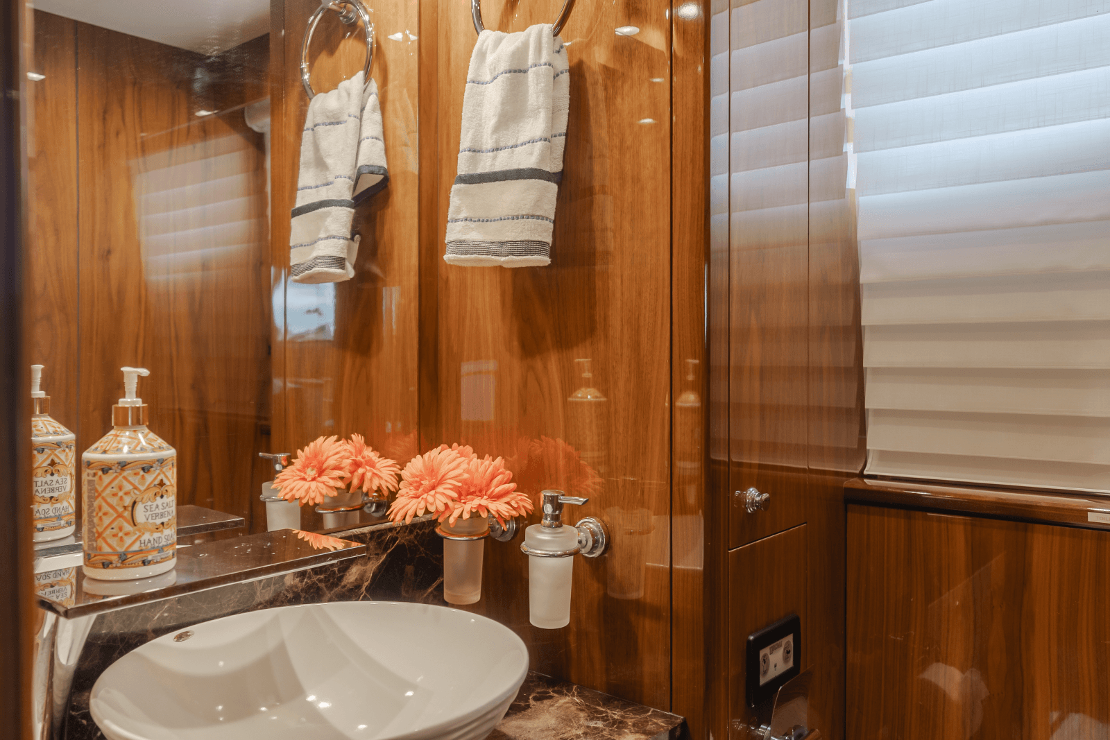 2011 Sunseeker 88 Yacht