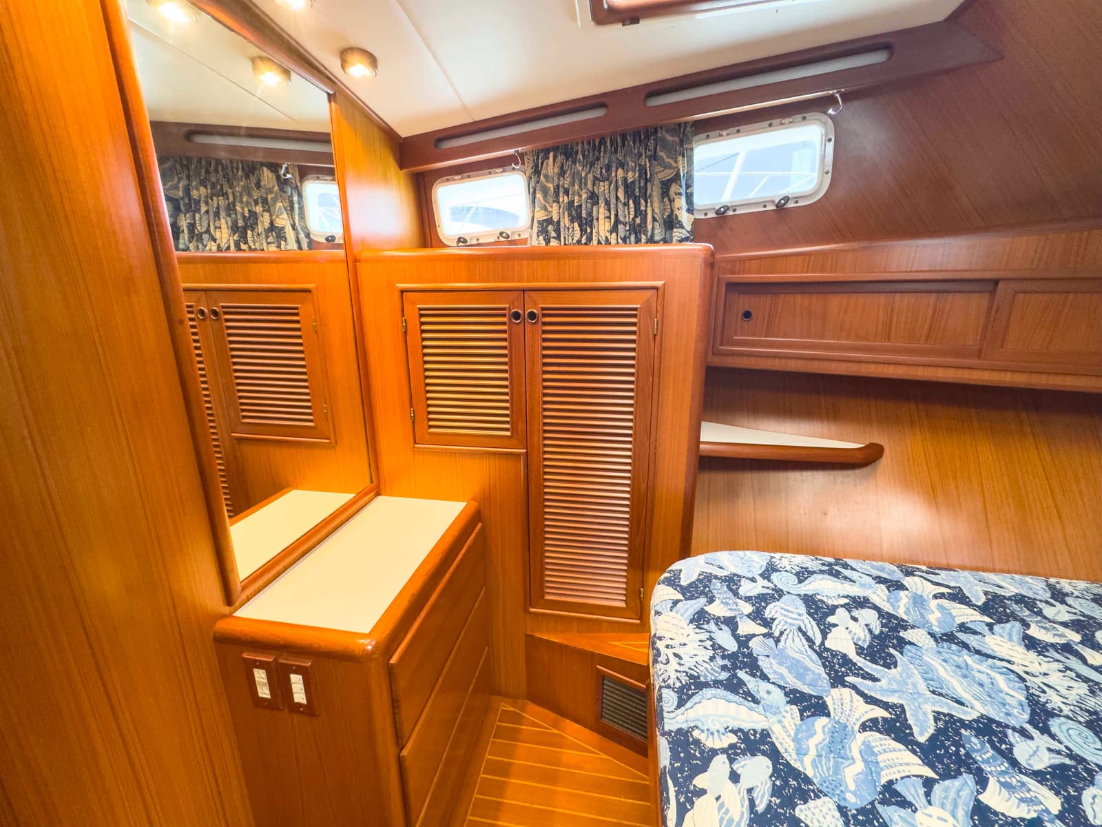 1997 Offshore Yachts Sedan