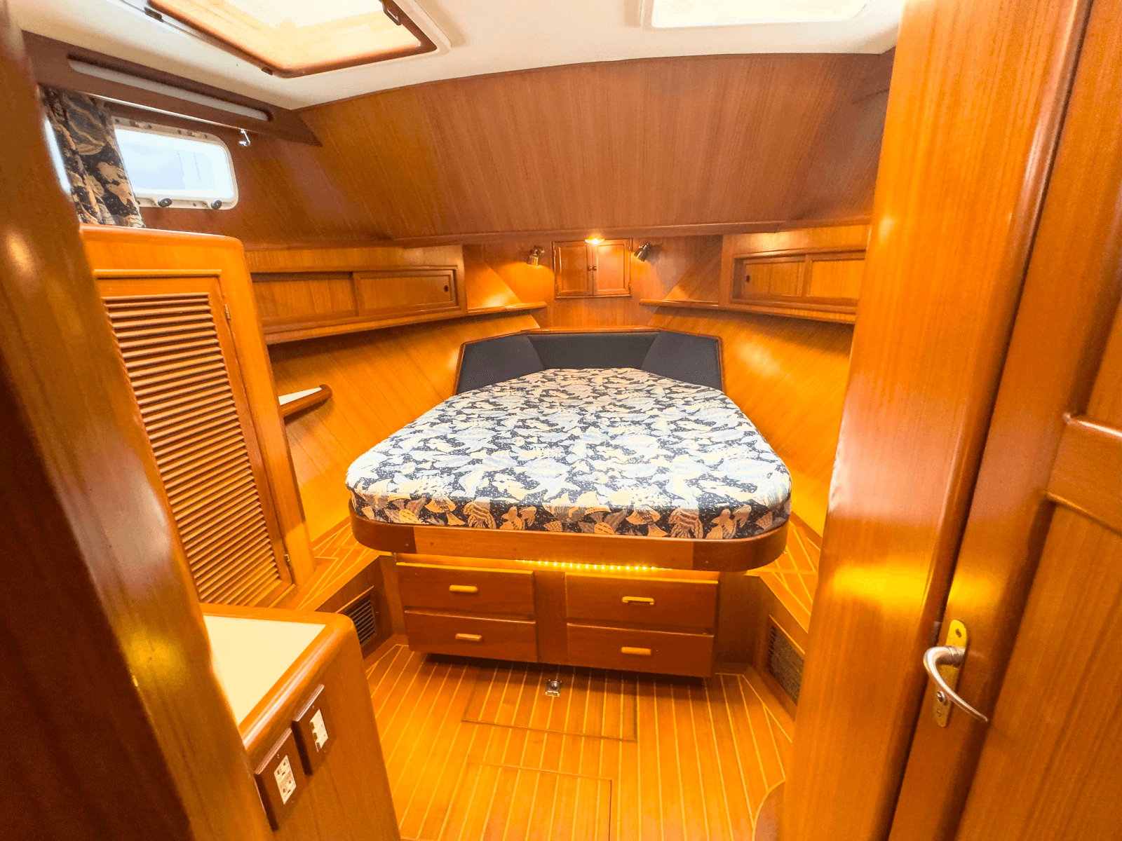 1997 Offshore Yachts Sedan