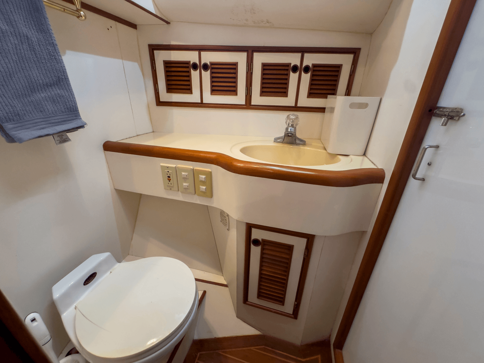 1997 Offshore Yachts Sedan