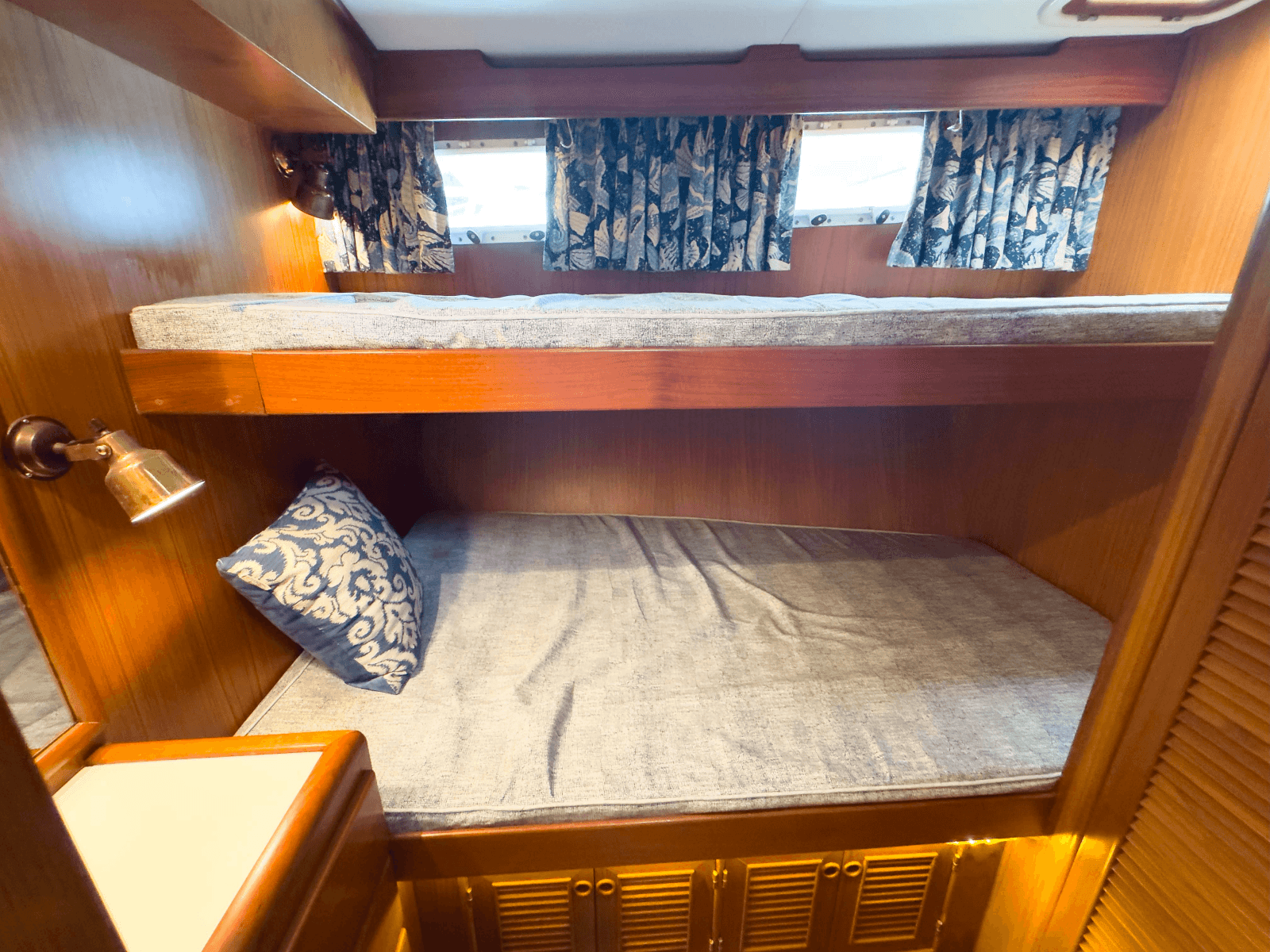 1997 Offshore Yachts Sedan