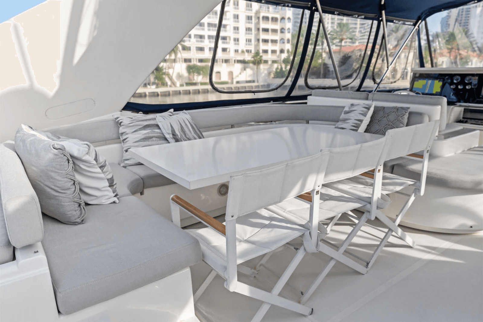 2006 Ferretti Yachts 830