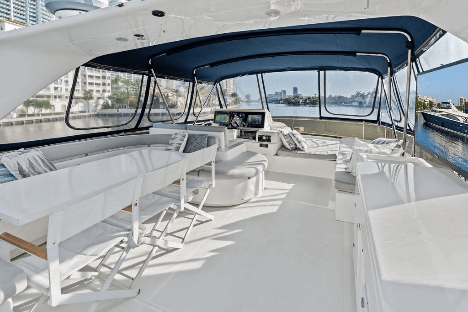 2006 Ferretti Yachts 830