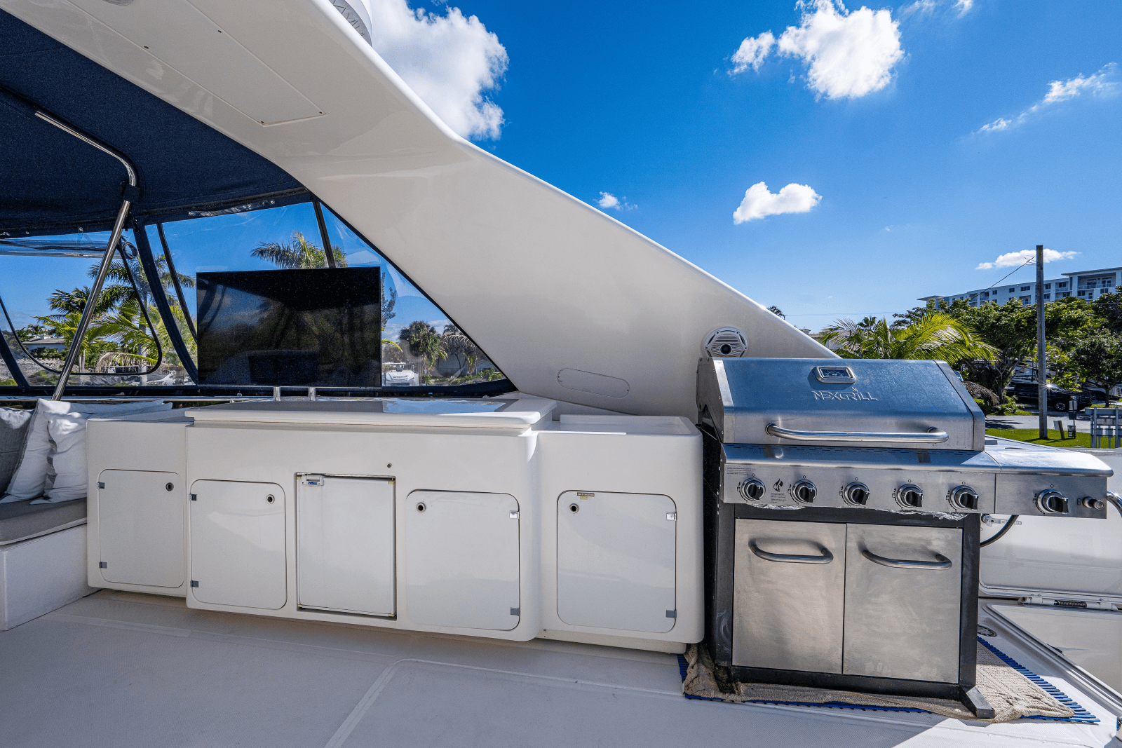 2006 Ferretti Yachts 830