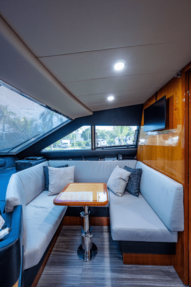 2006 Ferretti Yachts 830