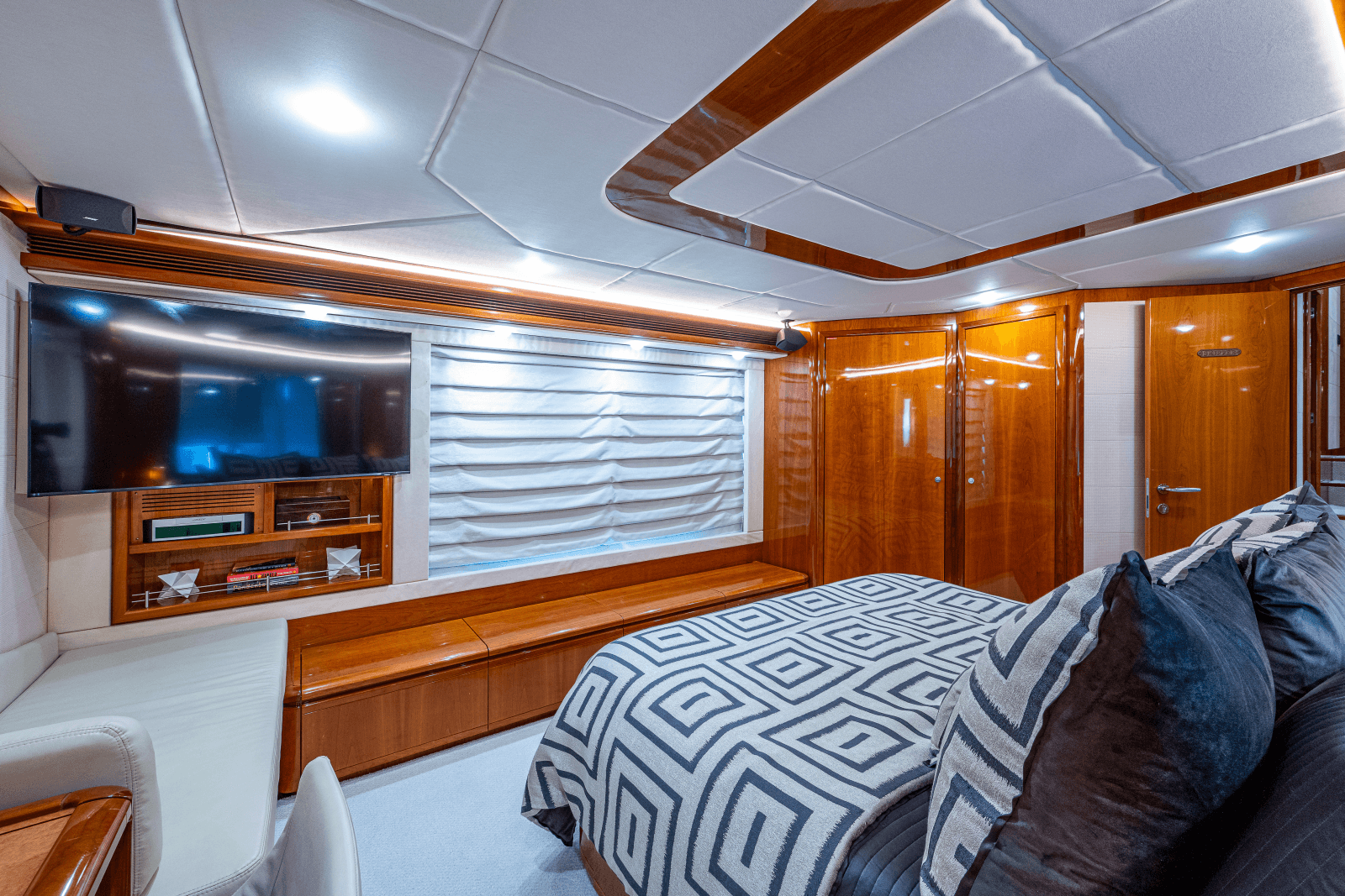 2006 Ferretti Yachts 830