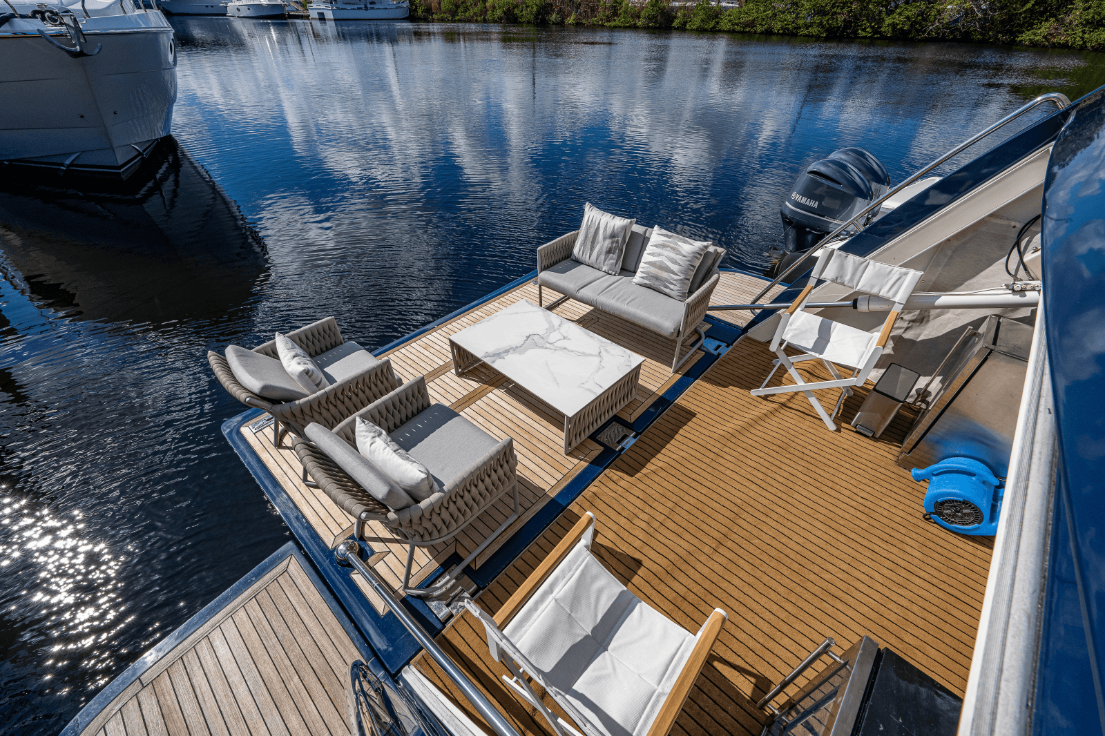 2006 Ferretti Yachts 830