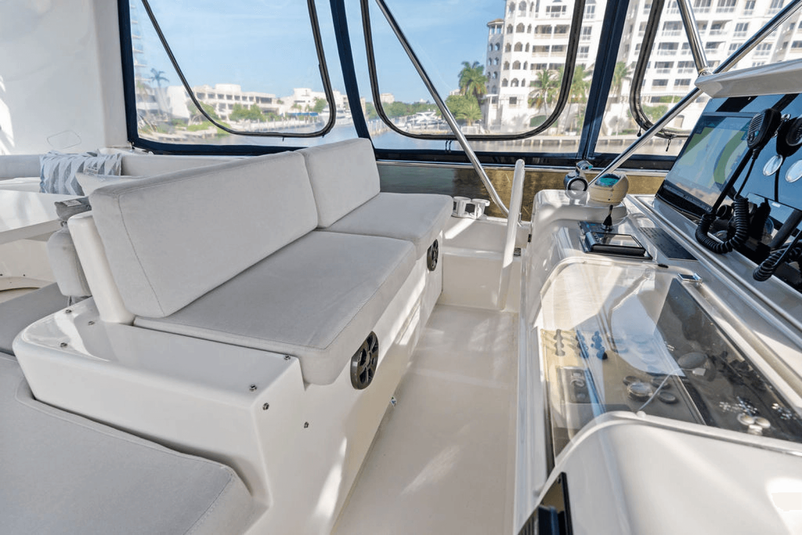 2006 Ferretti Yachts 830