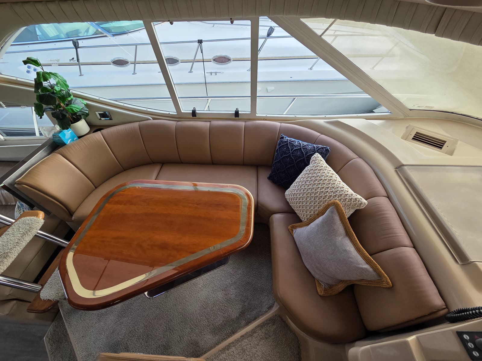 2000 Cruisers Yachts Sport 50