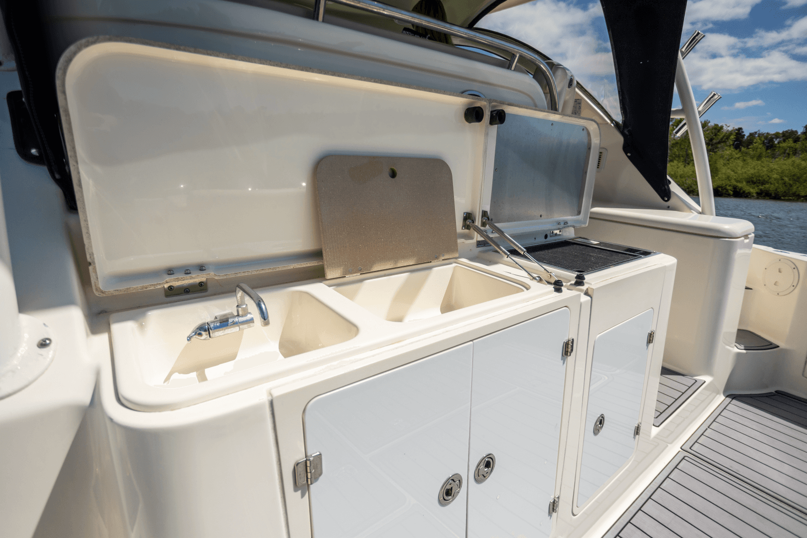 2009 Pursuit 375 OS