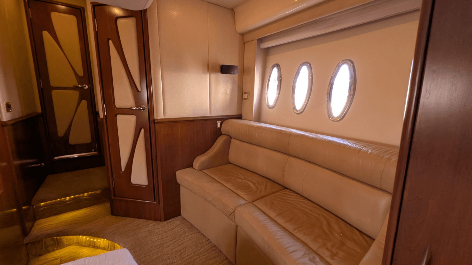 2010 Ovation Flybridge