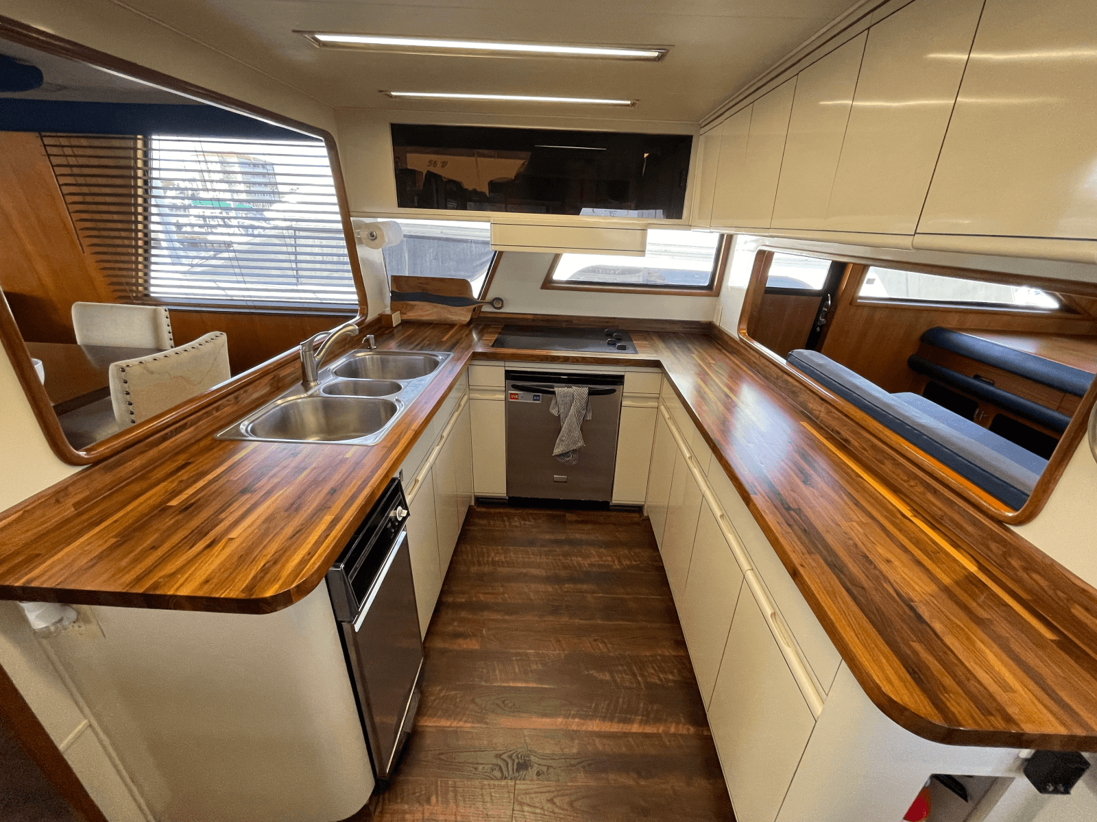 1990 Viking 63 Motor Yacht